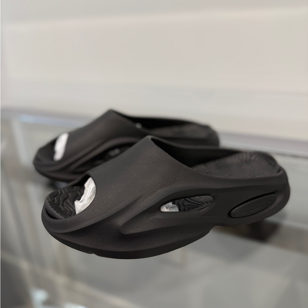 Prettylittle Thing Black Cut Out Rubber Ribbed Sole Slides NEW (sz 8)